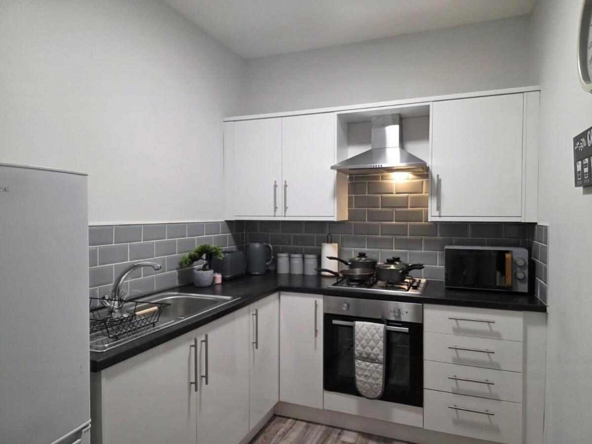 Delia'S 3-Bedroom Apartment In Liverpool Bagian luar foto