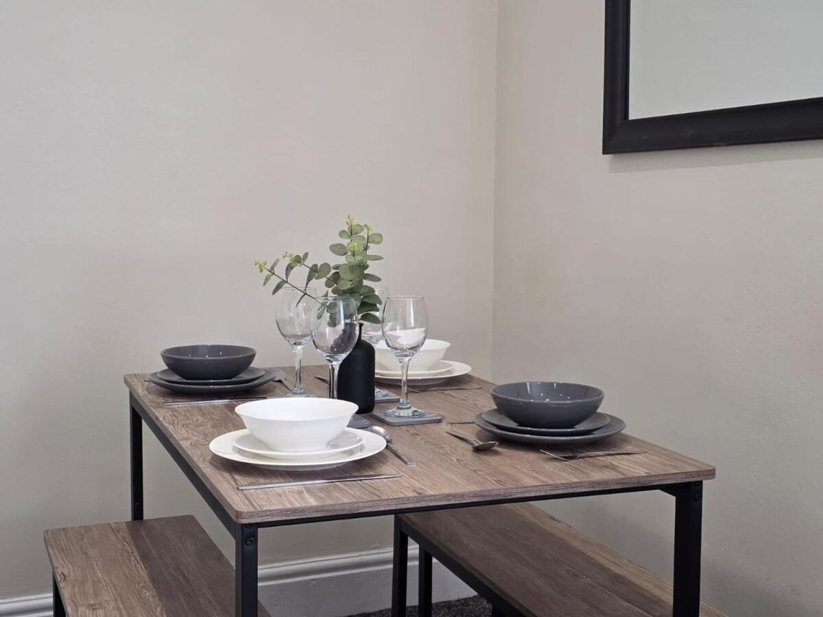 Delia'S 3-Bedroom Apartment In Liverpool Bagian luar foto