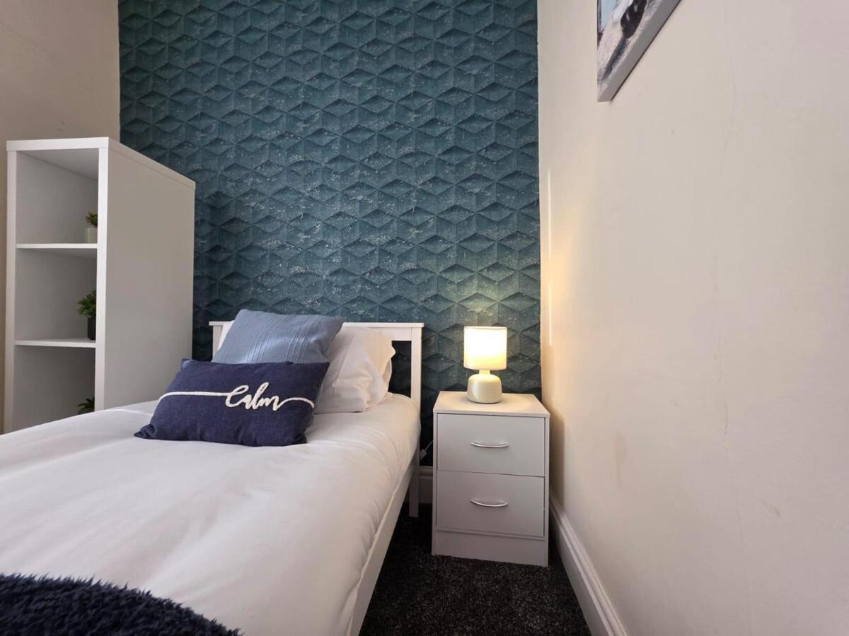 Delia'S 3-Bedroom Apartment In Liverpool Bagian luar foto