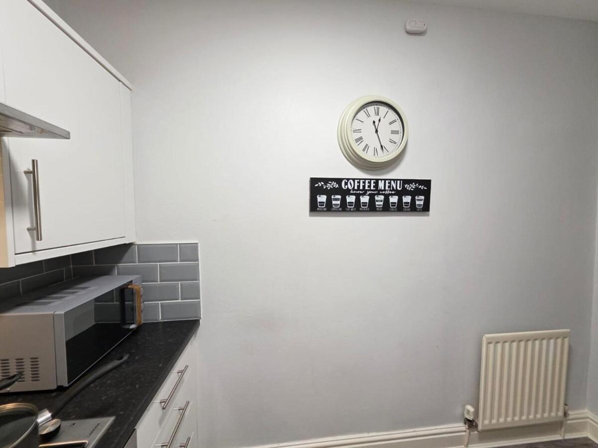 Delia'S 3-Bedroom Apartment In Liverpool Bagian luar foto