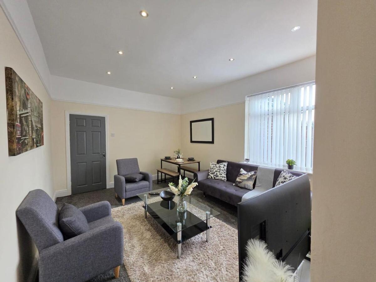 Delia'S 3-Bedroom Apartment In Liverpool Bagian luar foto