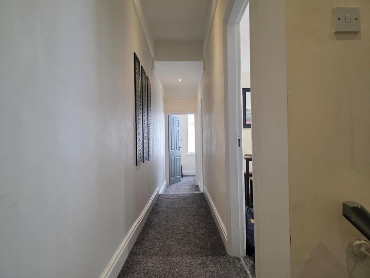 Delia'S 3-Bedroom Apartment In Liverpool Bagian luar foto