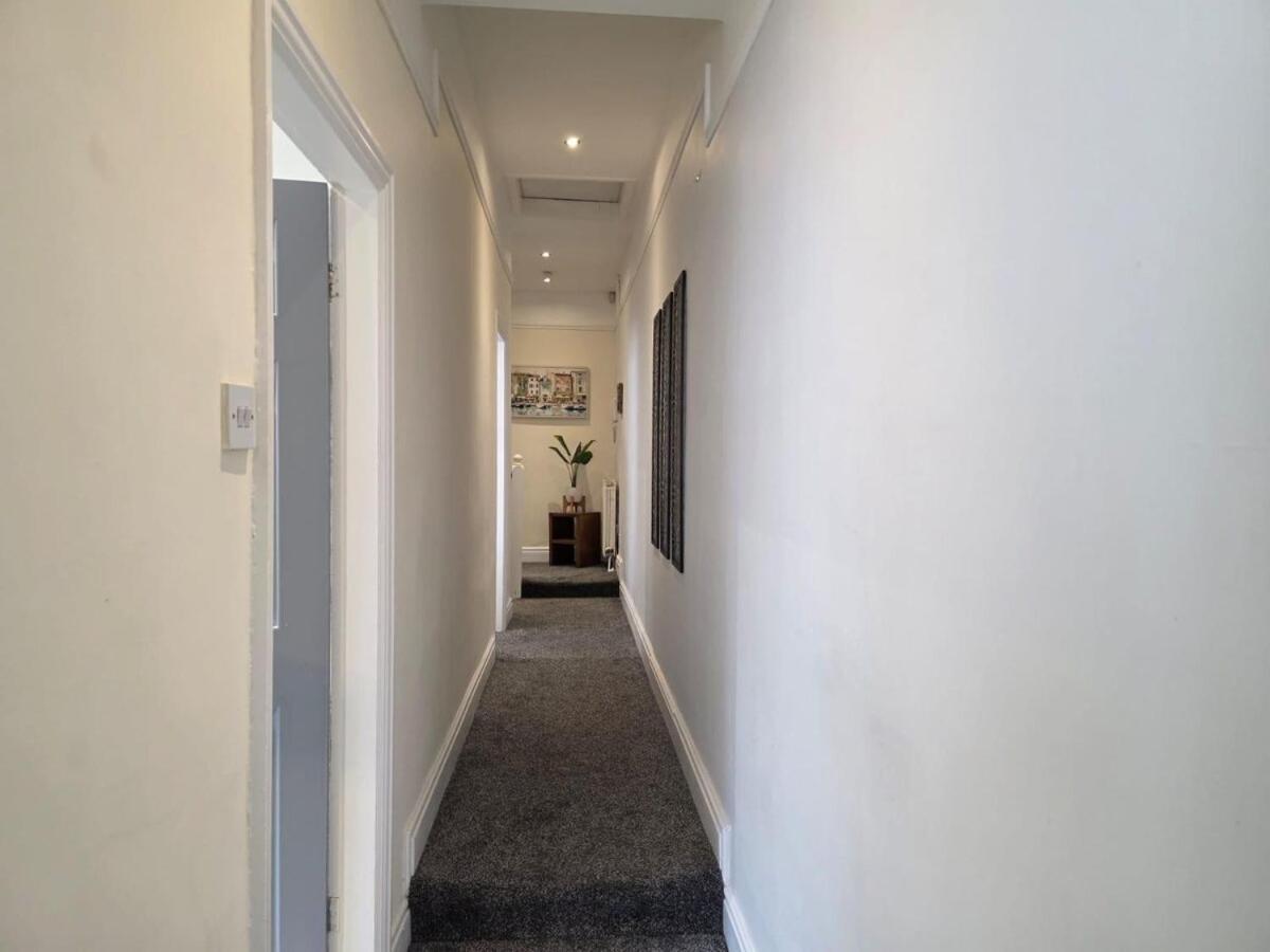 Delia'S 3-Bedroom Apartment In Liverpool Bagian luar foto