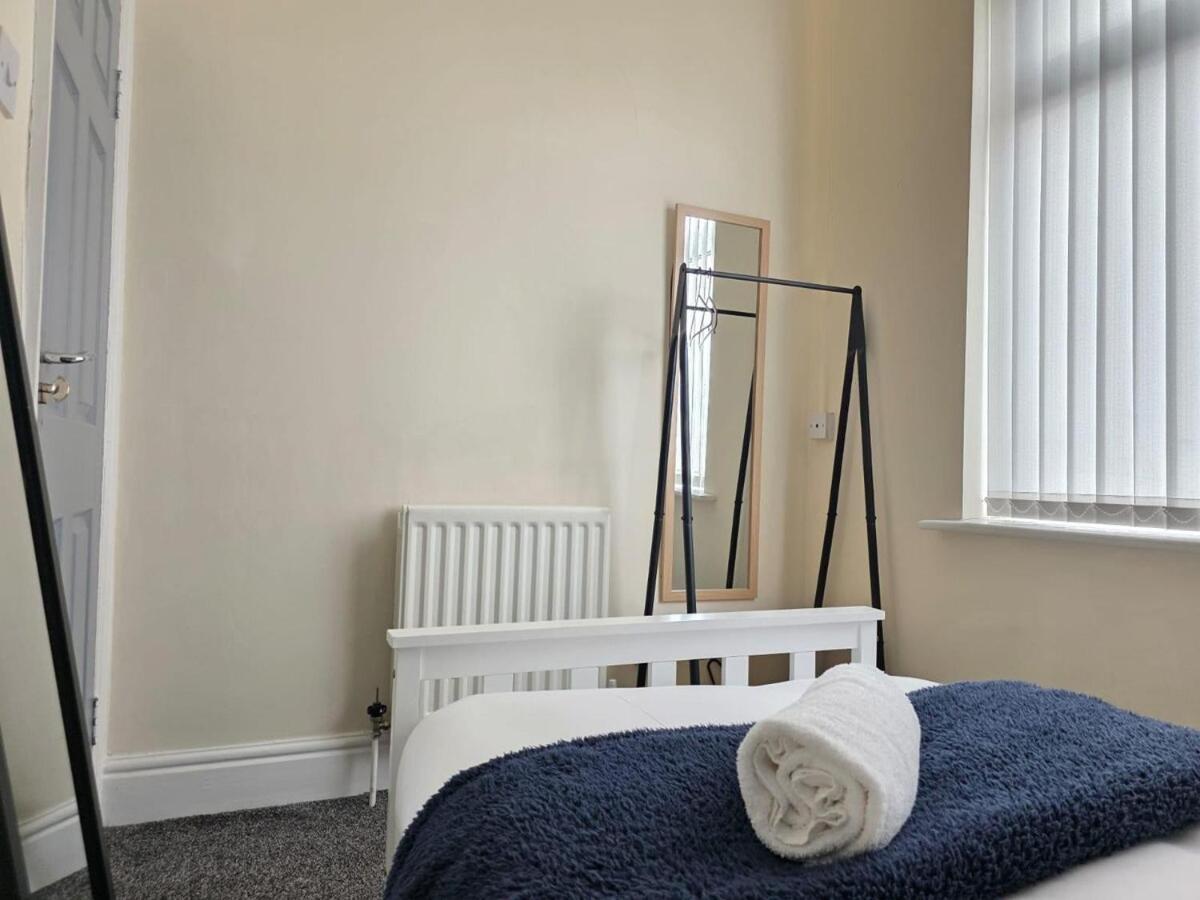 Delia'S 3-Bedroom Apartment In Liverpool Bagian luar foto