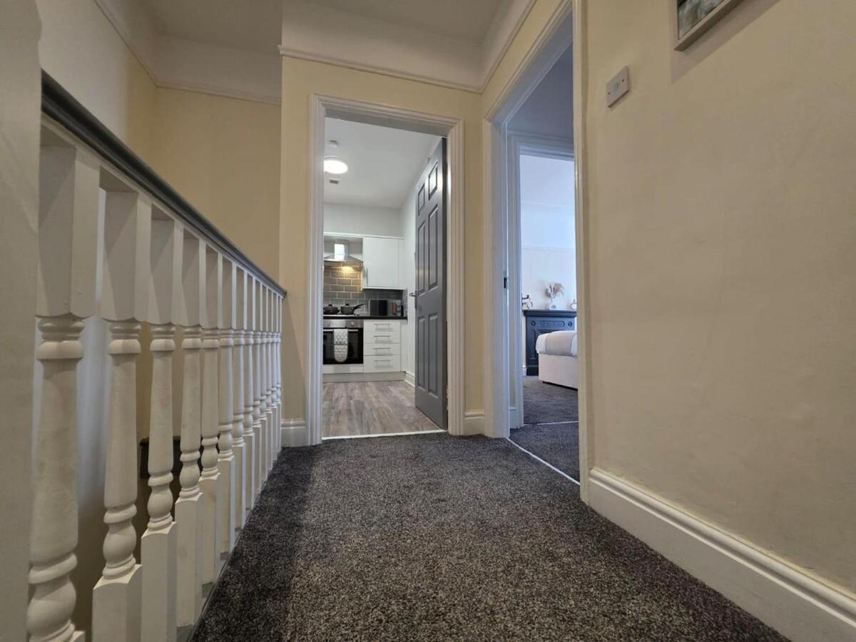 Delia'S 3-Bedroom Apartment In Liverpool Bagian luar foto