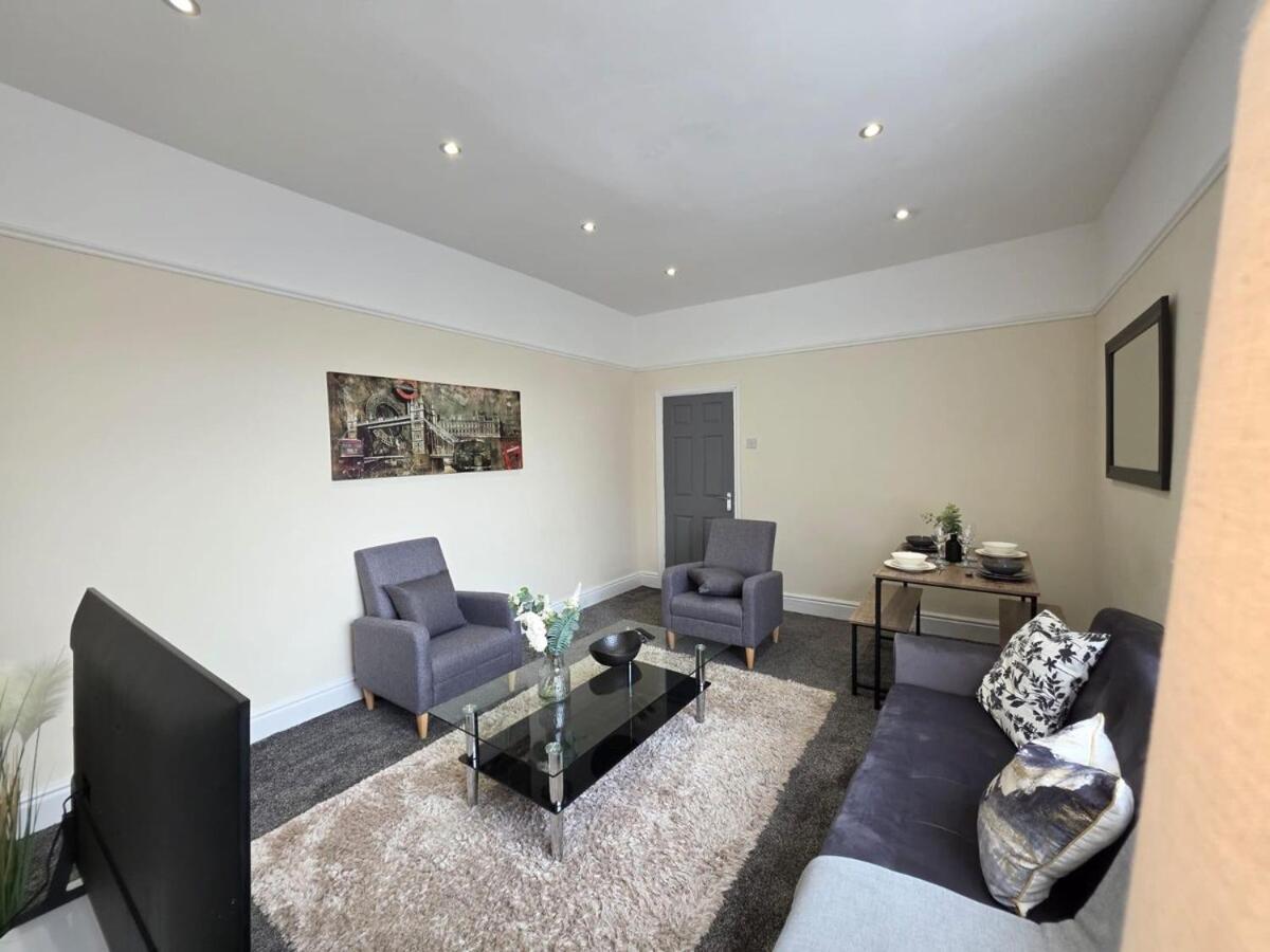 Delia'S 3-Bedroom Apartment In Liverpool Bagian luar foto