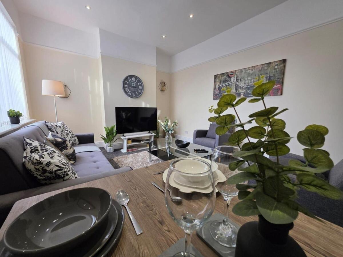 Delia'S 3-Bedroom Apartment In Liverpool Bagian luar foto