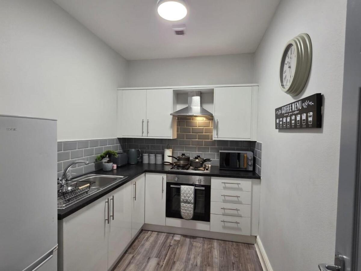 Delia'S 3-Bedroom Apartment In Liverpool Bagian luar foto