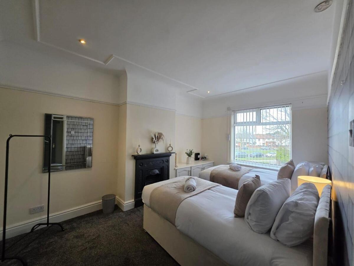 Delia'S 3-Bedroom Apartment In Liverpool Bagian luar foto