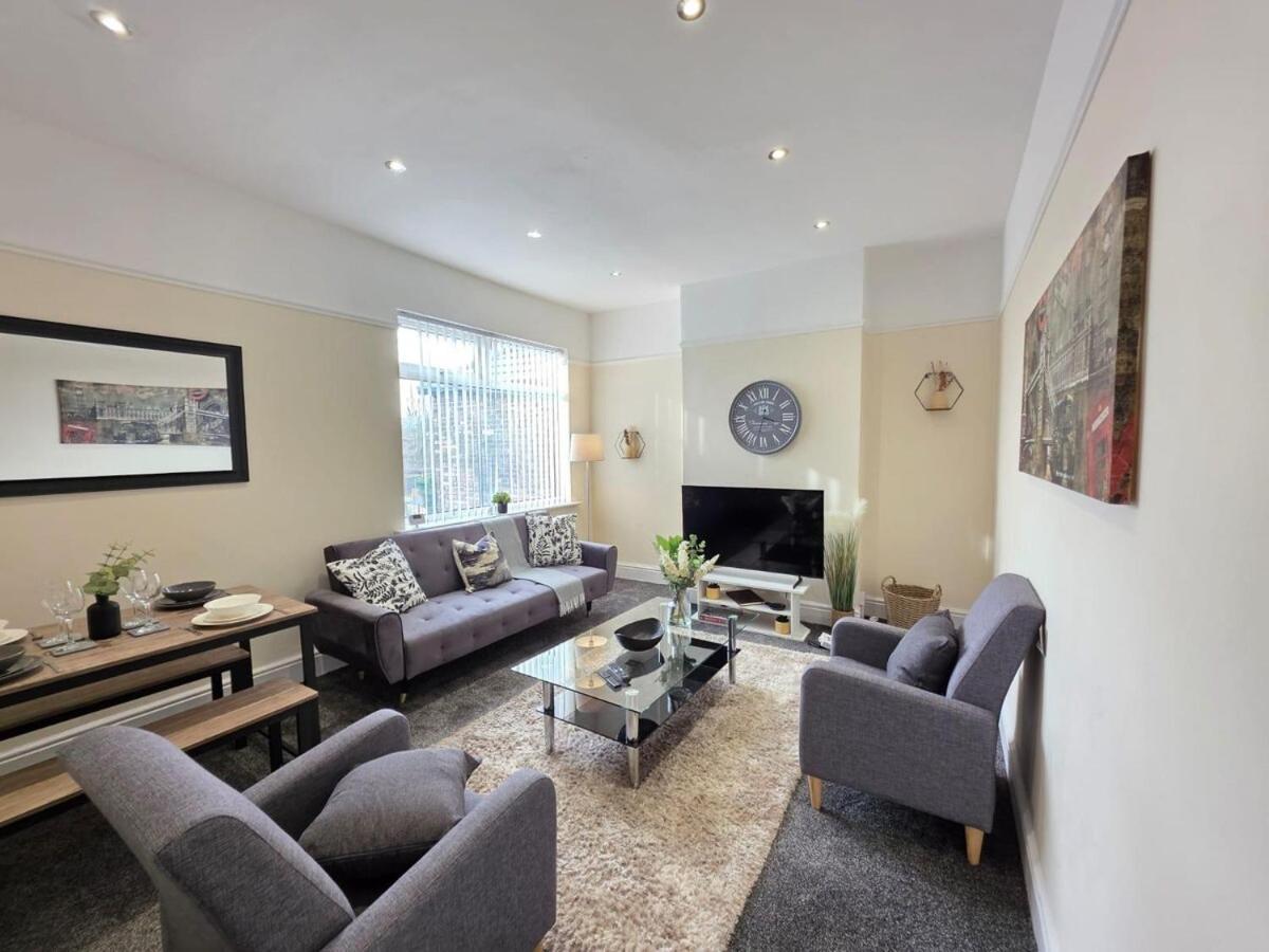 Delia'S 3-Bedroom Apartment In Liverpool Bagian luar foto