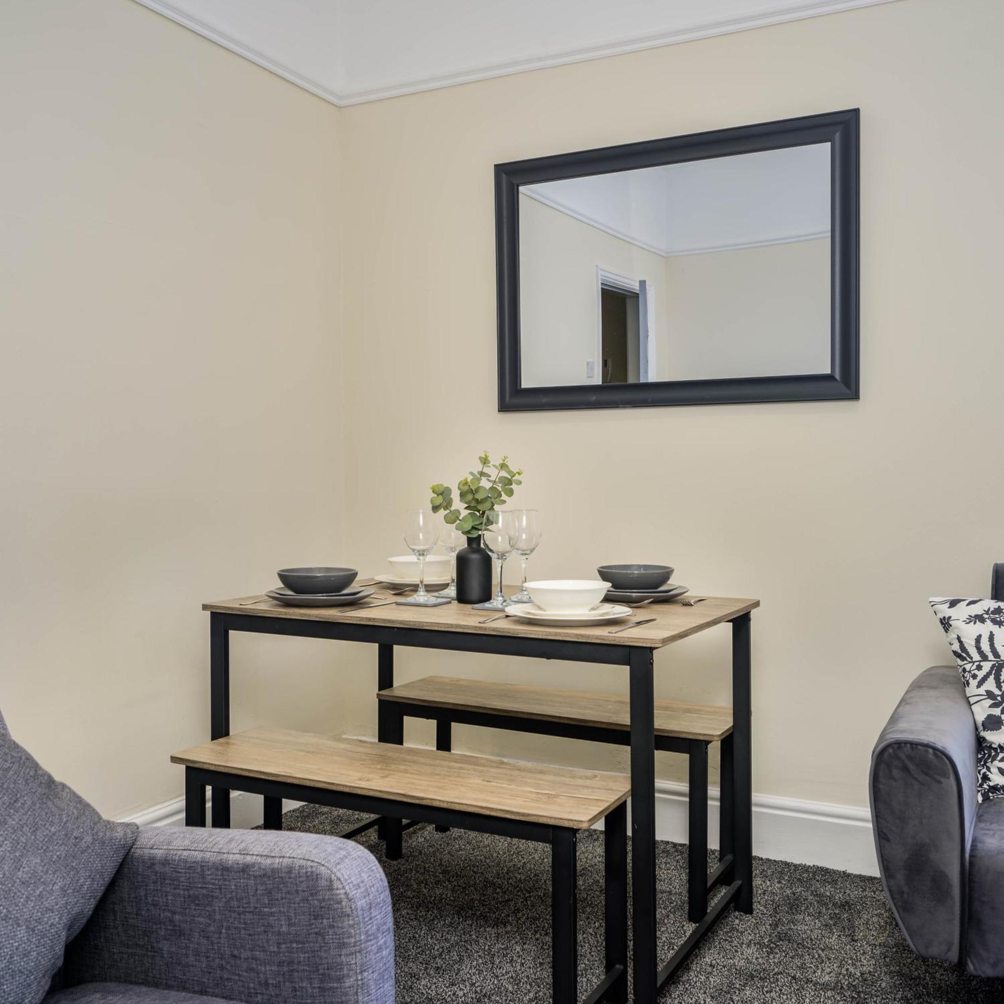 Delia'S 3-Bedroom Apartment In Liverpool Bagian luar foto